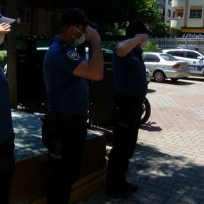Maltepe'de minik Oğuzhan'a Emniyet tarafından doğum günü sürprizi yapıldı