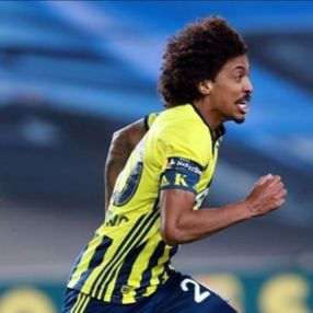 Luiz Gustavo, saçlarını kestirdi