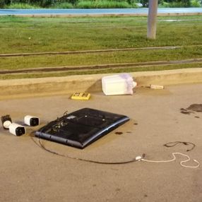 İzmir'de kovalamacayla yakalanan hırsızlar, çalıntı televizyonu yere attı