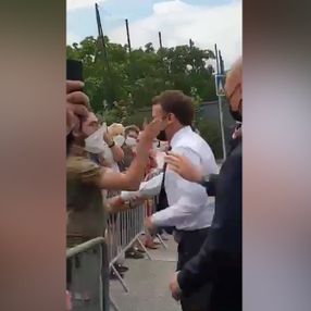 Emmanuel Macron'a tokat atıldı