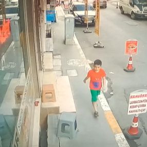 Esenyurt’ta 8 yaşındaki çocuk, bina boşluğuna düştü