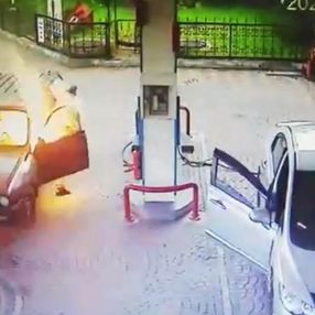 Bartın'da alev alan araçtan son anda kurtuldu