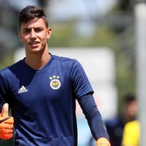 Fenerbahçe'de kaleci Berke Özer, takımda kalıyor