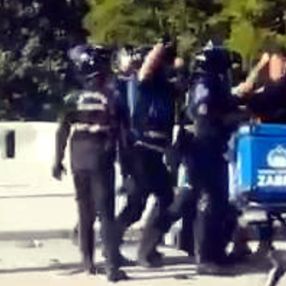 Taksim'de zabıta, seyyar satıcıya copla müdahale etti