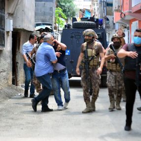 Adana'da havaya ateş açtı, linç edilmek istendi