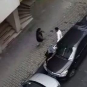 Bağcılar'da hamile eşini, sokak ortasında tekme ve yumrukla dövdü