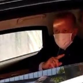 Cumhurbaşkanı Erdoğan, 'Tayyip Dede' diye seslenen çocuklar için konvoyu durdurdu