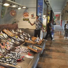 İzmit’te müsilaj, müşterinin ayağını balık pazarından kesti
