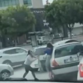 Antalya’da trafik ortasında saç saça baş başa kavga ettiler