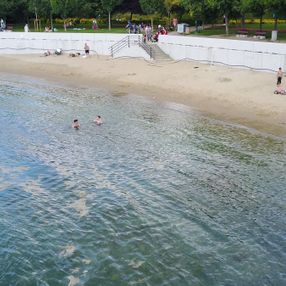 Caddebostan'da deniz salyalarına aldırmadan yüzdüler