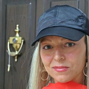 Antalya'da hayvanseverin kapısına mermi asıldı
