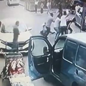 Diyarbakır'da kiralık araçla kaza yaptı; darbedildi