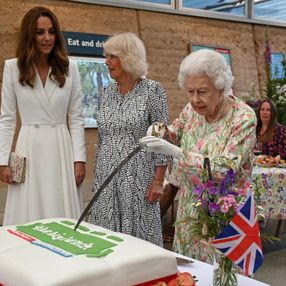 Kraliçe Elizabeth, pasta kesmek için tören kılıcı kullandı