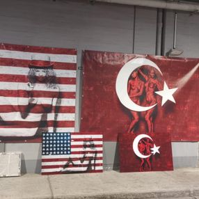 Almanya'da Türk bayrağı üzerine çizim yapıldı