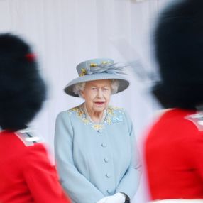Kraliçe Elizabeth’e doğum günü kutlaması salgın önlemlerine takıldı