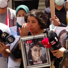 Almanya’da tek başına evlat nöbeti tutan anne Diyarbakır’a geldi