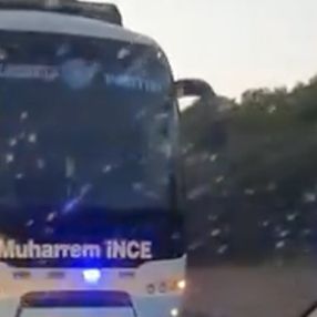 Memleket Partisi'nin seçim otobüsü arızalandı, yolda kaldı