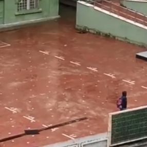 İzmit’te 2 öğrenci, yağmur altında İstiklal Marşı okudu