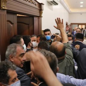 İyi Partililerin ve CHP'lilerin makam odasına girme mücadelesi