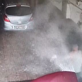 İzmit'te kaputu açılan otomobilin su kazanı patladı