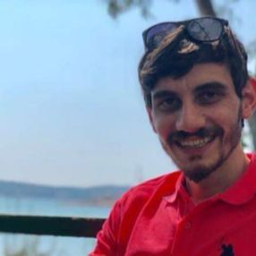 Rize'de ayakkabı giyerken belindeki tabancası ateş alan kişi öldü