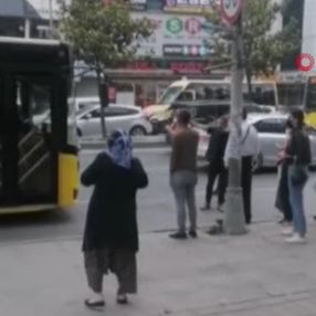Esenyurt’ta yolcular, kendilerini almayan otobüsün önünü kesti