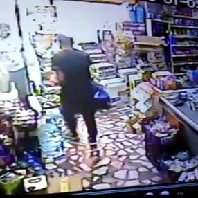 Sultangazi’de market sahibi ile hırsızın karşılaşma anı kamerada