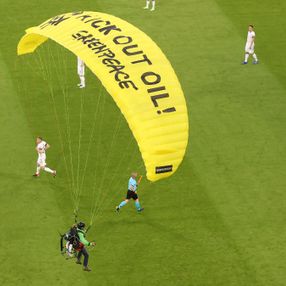 Fransa-Almanya maçında gösterici sahaya paramotorla indi