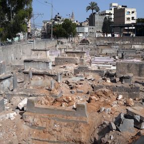 İsrail, Filistin'de mezarlıkları hedef aldı