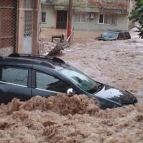 İzmir'de sağanak yağış nedeniyle su baskınları yaşandı