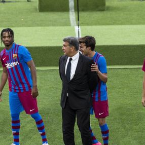 Barcelona yeni sezonun formalarını tanıttı