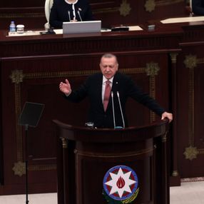 Cumhurbaşkanı Erdoğan'ın okuduğu şiiri Azerbaycan milletvekilleri ayakta alkışladı