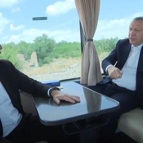 Cumhurbaşkanı Erdoğan ile Aliyev arasında Şuşa yolunda samimi sohbet