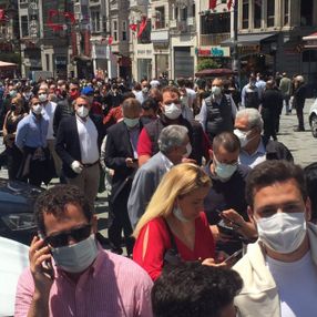 Galatasaray'da seçim kuyruğu İstiklal Caddesi'ne taştı
