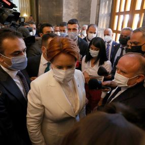 Meral Akşener'in korumalarından gazetecilere müdahale