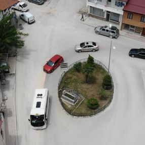 Tokat'ta kavşak ortasında kalan mezar şaşırttı