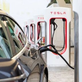 Tesla, Çin'de güneş enerjisi depolayan şarj istasyonlarını hayata geçirdi