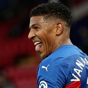 Fenerbahçe, Galatasaray'ın istediği Van Aanholt'a teklif yaptı