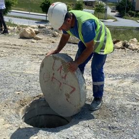 Arnavutköy’de defineciler, rögar kapağının içinde kazı yaptı