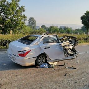 Bursa'daki araç, beton direğe çarptı: 3 ölü, 2 yaralı