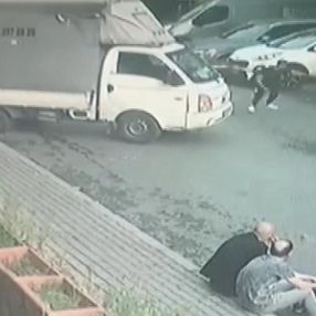 Güngören'de kafa attığı kişiyi silahla kovaladı
