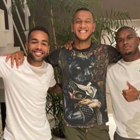 Alex Teixeira 'kartal pozu' verdi