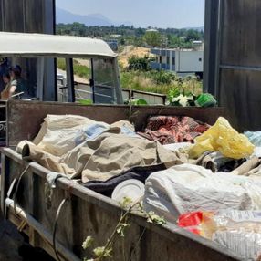 Osmaniye’de, kokan evden 2 römork dolusu çöp çıkarıldı