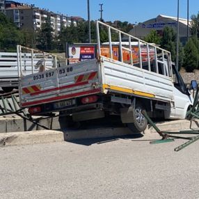 Karabük’te freni boşalan kamyonet, su kanalında asılı kaldı