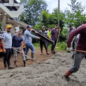 Giresun’da bakımsız kalan yol, bölgenin gençleri tarafından betonlandı