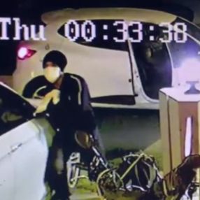 Maltepe’de lüks araçların aynalarının ve plakalarının çalınma anları kamerada