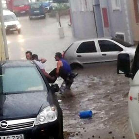 Edirne'de sele kapılan 1 kişi son anda kurtarıldı