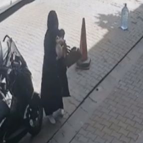 Küçükçekmece'de bebeğini düşüren anne, üstünden geçti