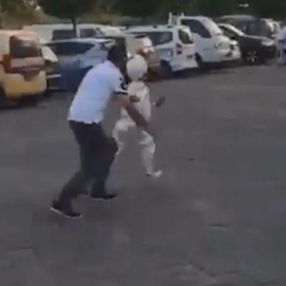 Bursa'da sünnet olmak istemeyen çocuğun kaçma anları