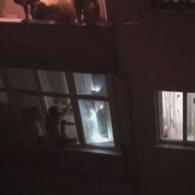 Beyoğlu'nda bıçakla oğlunu rehin alan babaya polis müdahalesi
